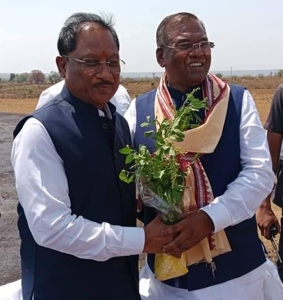 रायपुर : मुख्यमंत्री विष्णुदेव साय का मंडला हेलीपैड में किया गया भव्य स्वागत