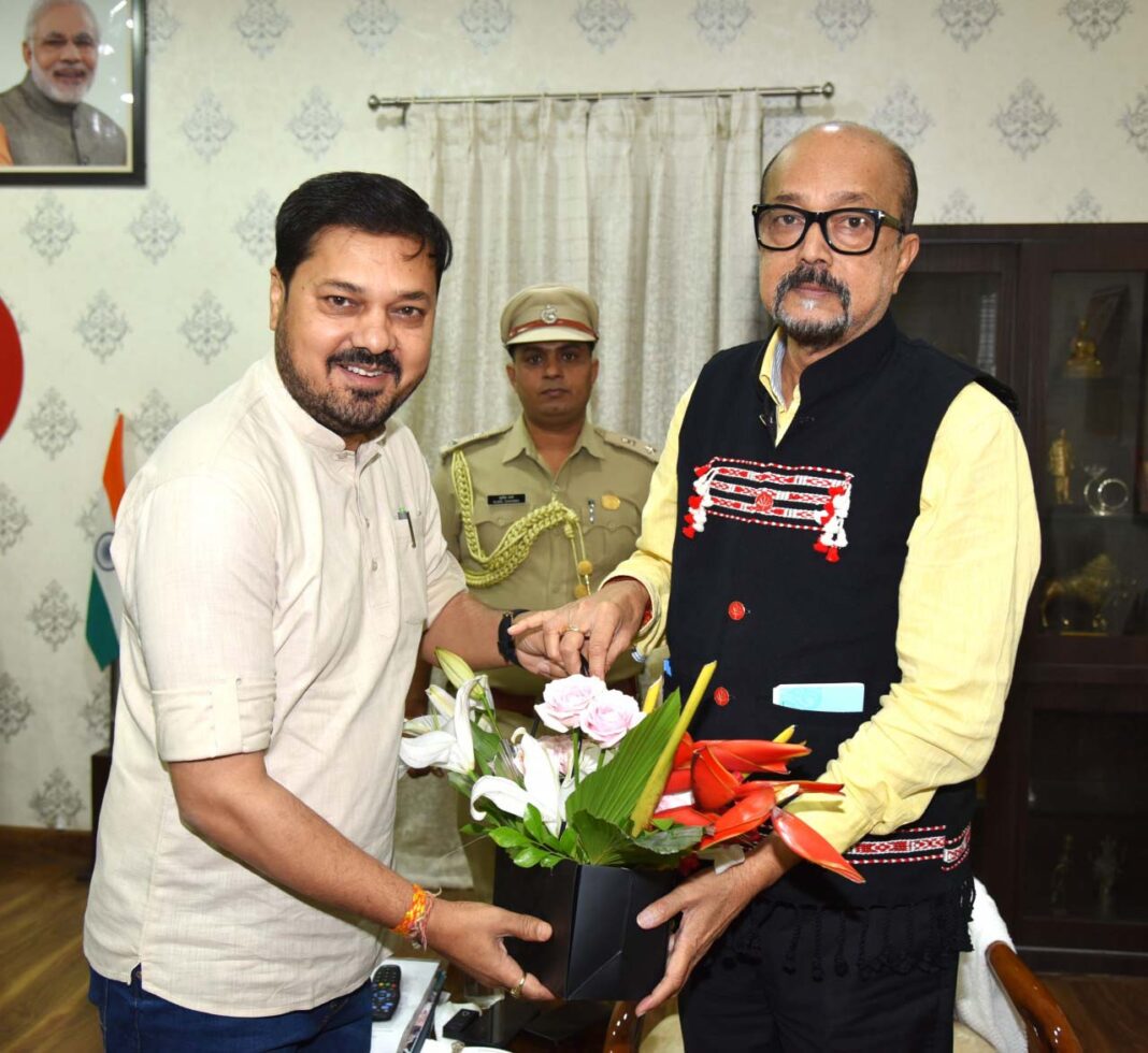 रायपुर : राज्यपाल डेका से विधायक श्री शर्मा ने सौजन्य भेंट की