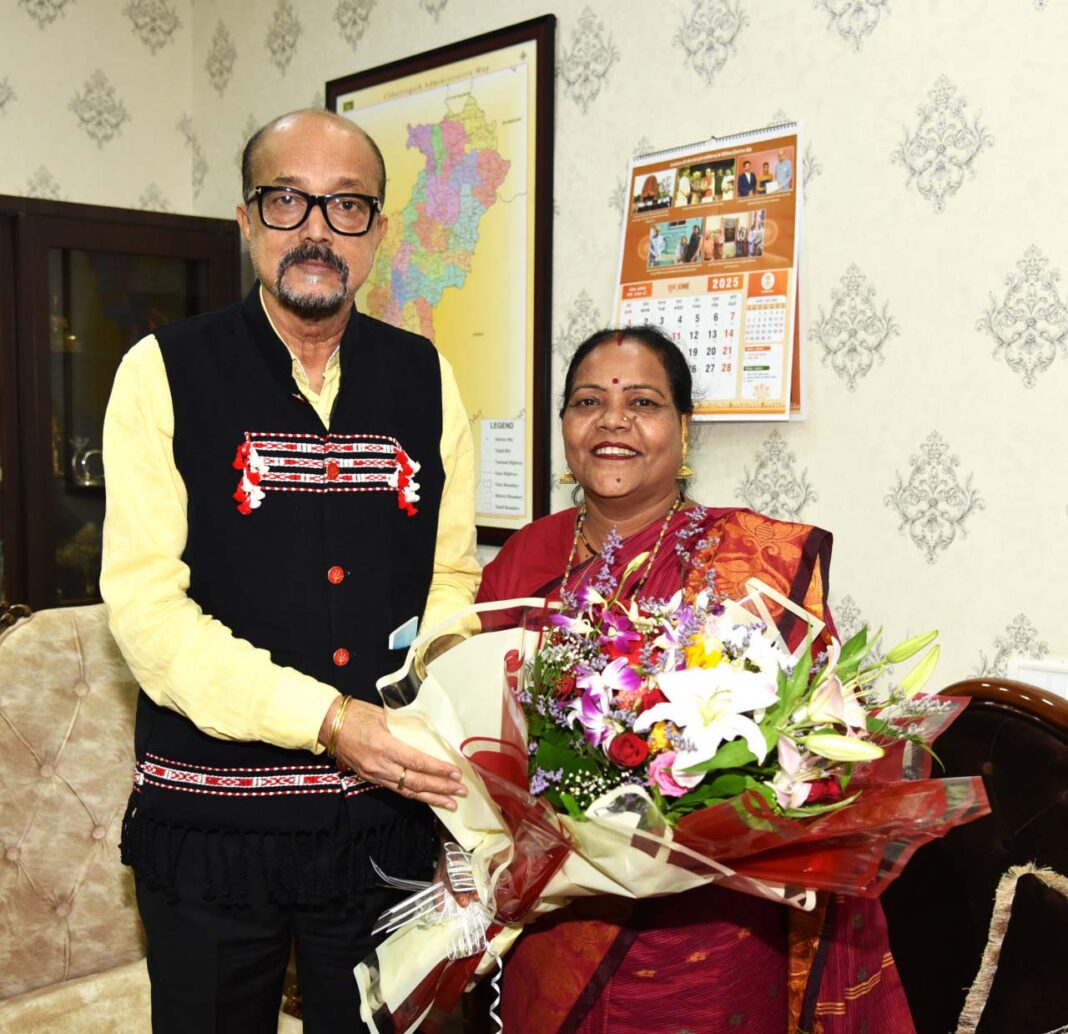 रायपुर : राज्यपाल डेका से उषा बारले ने की सौजन्य भेंट