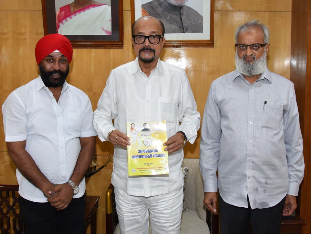 रायपुर : राज्यपाल डेका से छत्तीसगढ़ अल्पसंख्यक आयोग के अध्यक्ष छाबड़ा ने की सौजन्य भेंट