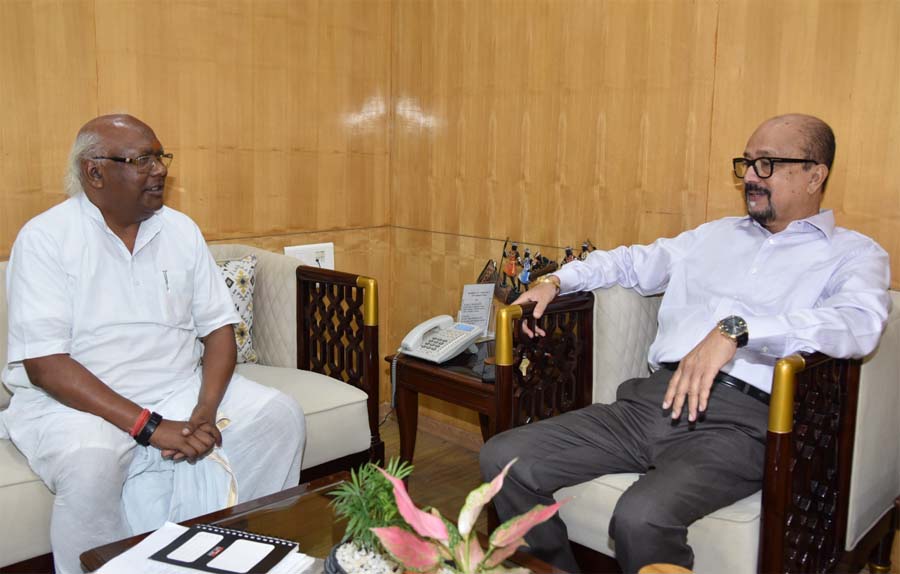 रायपुर : राज्यपाल डेका से सरगुजा सांसद ने सौजन्य भेंट की