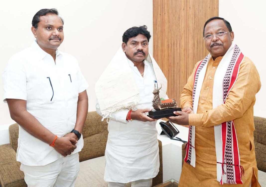 रायपुर : उत्तरप्रदेश के राज्य मंत्री संजय सिंह गौड़ ने मंत्री रामविचार नेताम से की मुलाकात