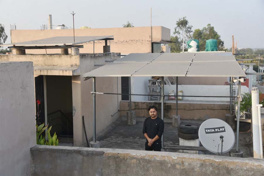 रायपुर : छत पर बनाए खुद के बिजलीघर से अनुराग का घर हुआ रोशन
