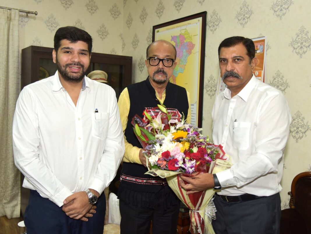 रायपुर : राज्यपाल डेका से राष्ट्रीय व्यापारी कल्याण बोर्ड के सदस्य ने की सौजन्य भेंट