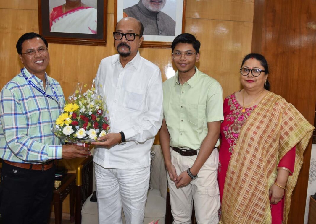 रायपुर : राज्यपाल डेका से भिलाई स्टील प्लांट के डीजीएम ने सौजन्य भेंट की