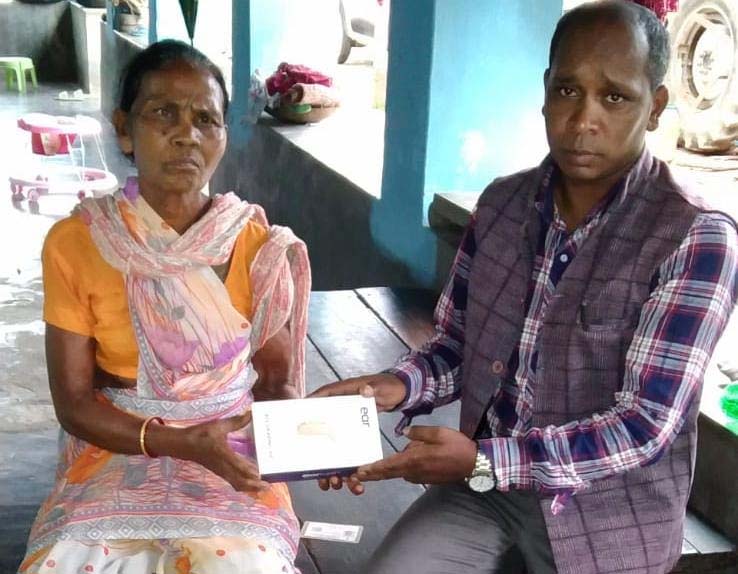 रायपुर : मुख्यमंत्री कैंप कार्यालय की पहल से श्रवण दोष पीड़ित बुंदा लकड़ा को मिला श्रवण यंत्र