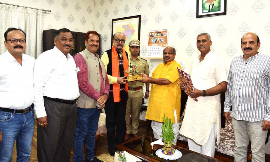 रायपुर : राज्यपाल डेका से छत्तीसगढ़ ब्राम्हण समाज के पदाधिकारियों ने की भेेंट