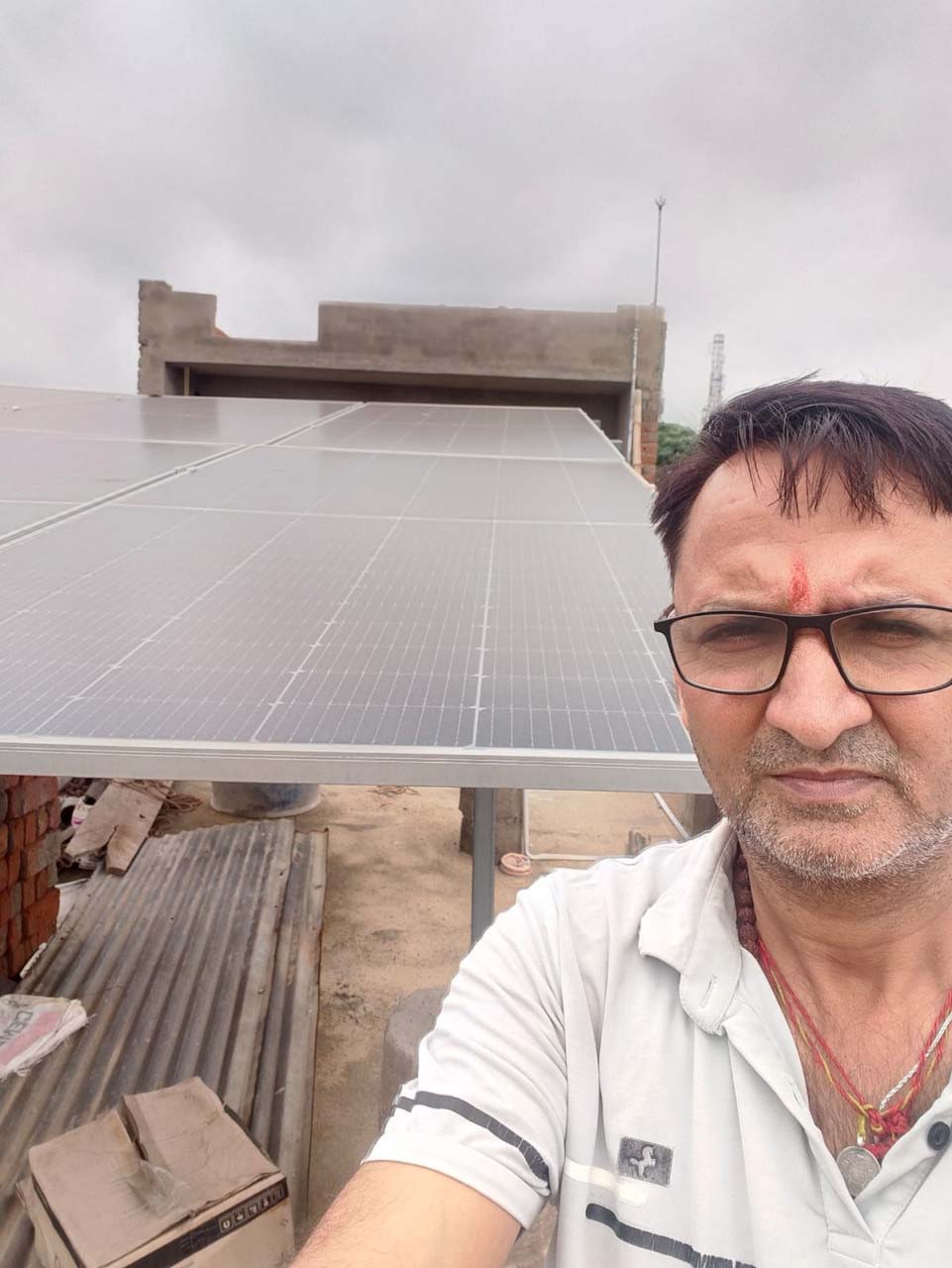 रायपुर : छत पर बनाए खुद के बिजलीघर से गणेश चंद शर्मा का घर हुआ रोशन