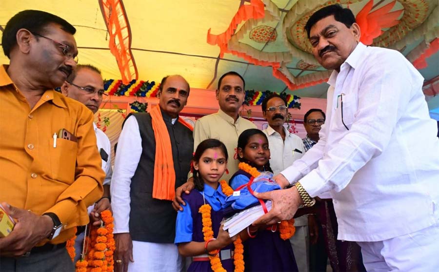 रायपुर : शाला प्रवेश उत्सव में शामिल हुए दयाल दास बघेल