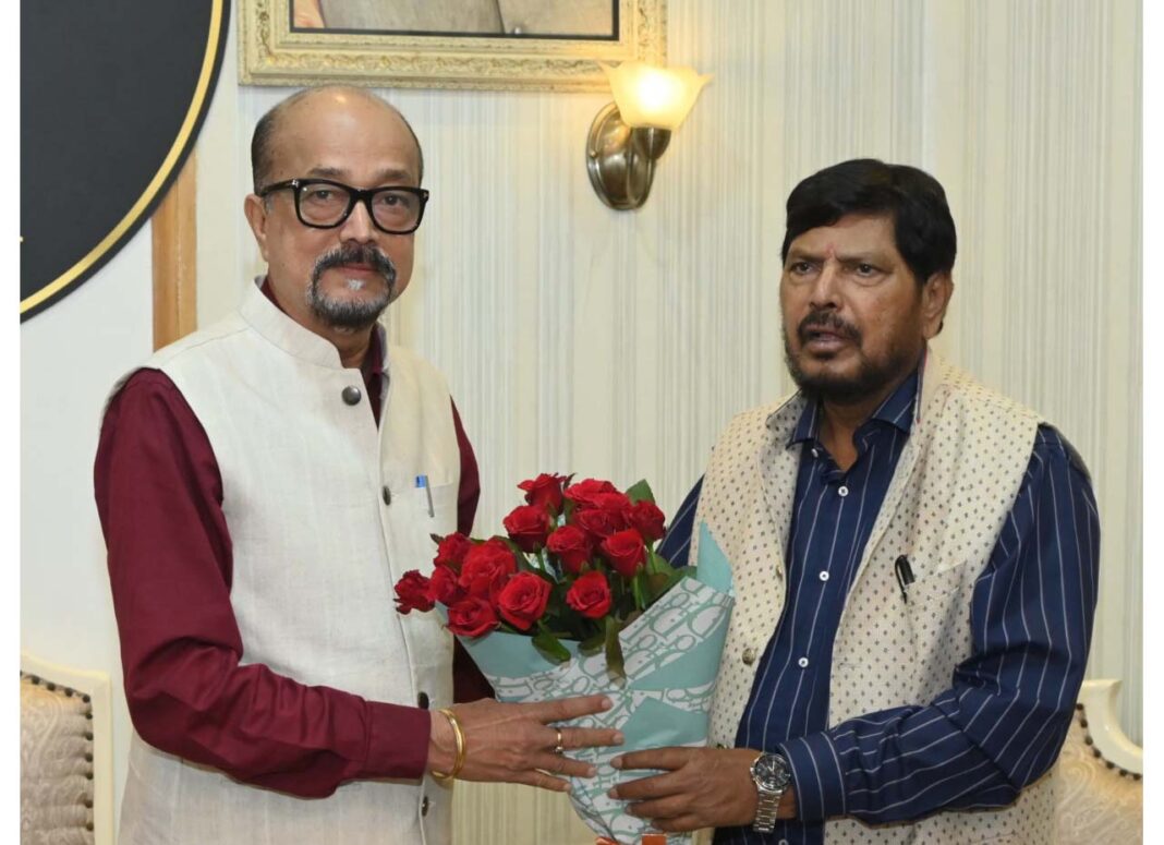 रायपुर : राज्यपाल डेका से केन्द्रीय सामाजिक न्याय और अधिकारिता राज्य मंत्री ने की सौजन्य भेंट