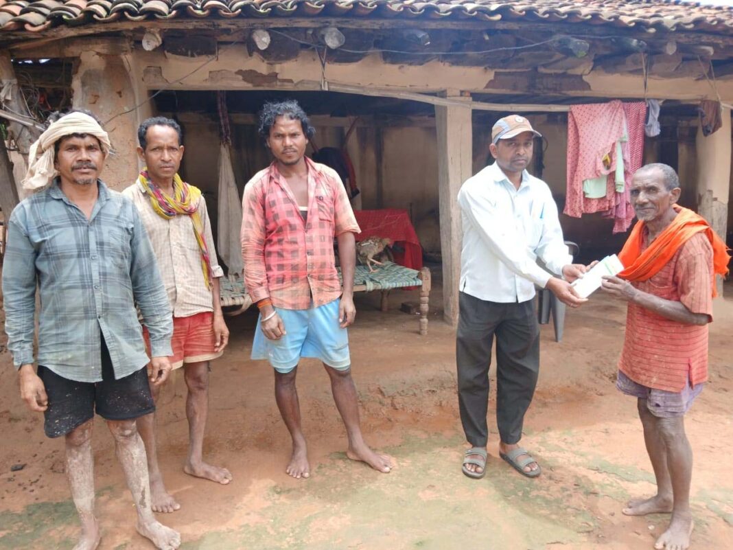 रायपुर : धरती आबा अभियान से आदिवासी परिवारों को मिल रही योजनाओं की सौगात