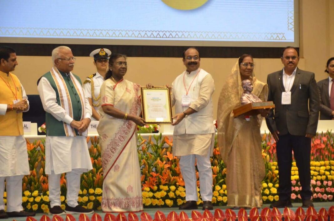 रायपुर : छत्तीसगढ़ ने राष्ट्रीय मंच पर बिखेरी स्वच्छता की चमक, 20 हजार से कम आबादी वाले शहरों में बिल्हा देश का सबसे स्वच्छ शहर