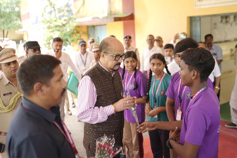 रायपुर : राज्यपाल रमेन डेका ने एकलव्य विद्यालय में लगाया आंवला का पौधा, छात्रों से संवाद कर बढ़ाया उत्साह