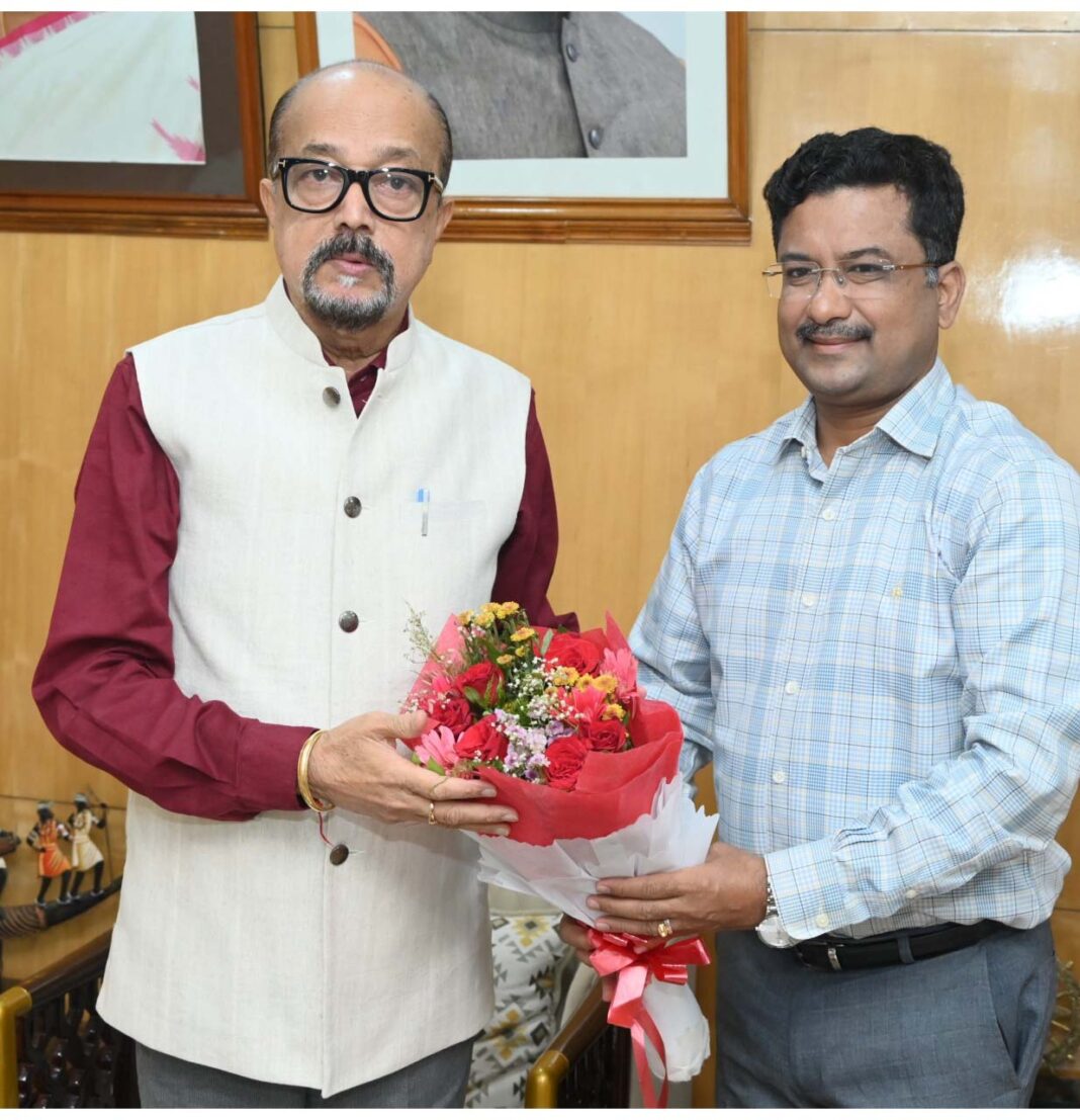 रायपुर : राज्यपाल डेका से आदिम जाति विभाग के प्रमुख सचिव बोरा ने की सौजन्य भेंट