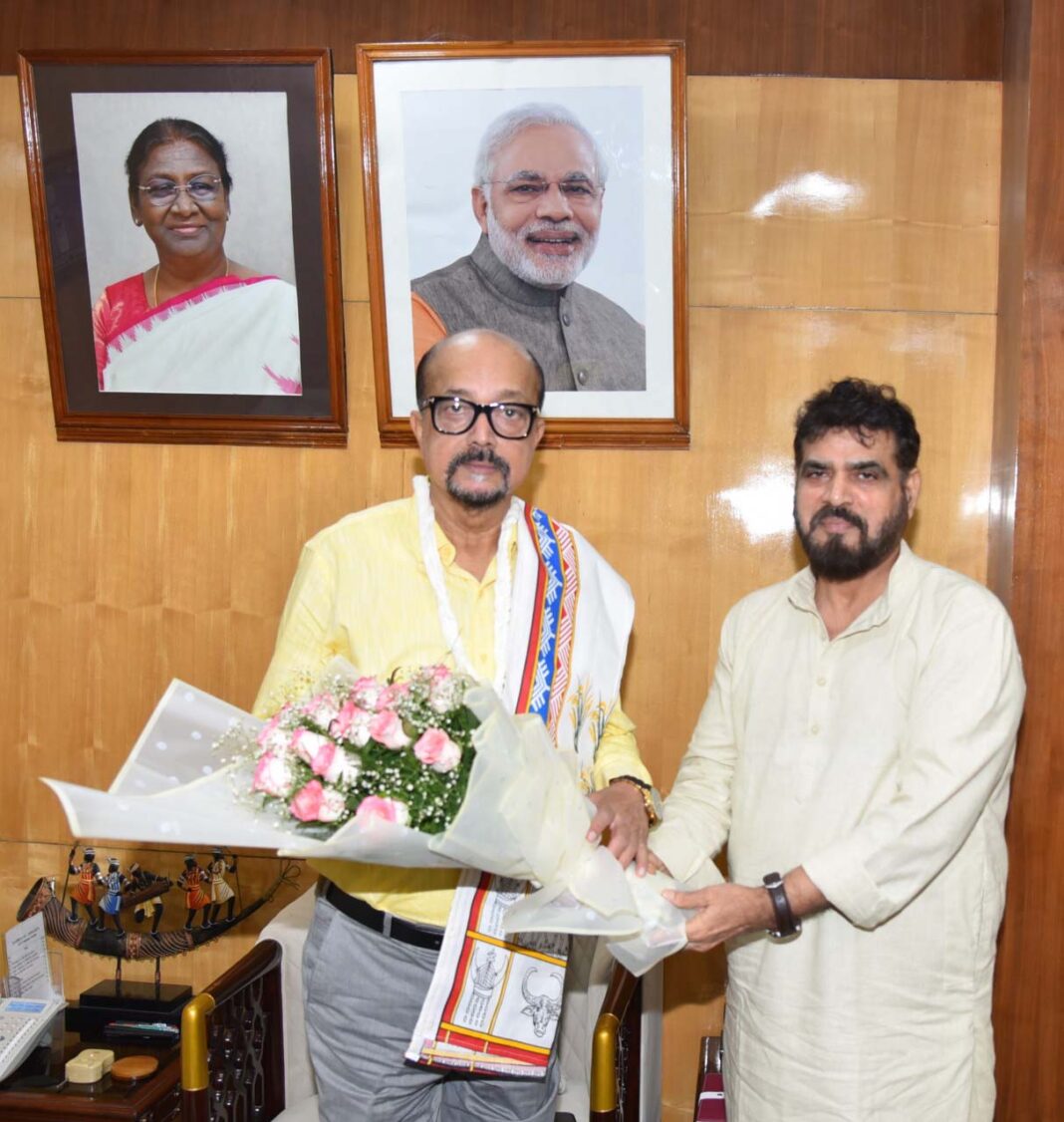 रायपुर : राज्यपाल डेका से छत्तीसगढ़ खादी एवं ग्रामोद्योग बोर्ड के अध्यक्ष ने की सौजन्य भेंट