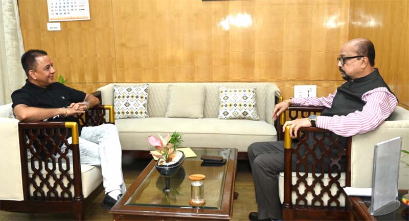 रायपुर : राज्यपाल डेका से हरिभूमि के प्रधान संपादक ने सौजन्य की भेंट