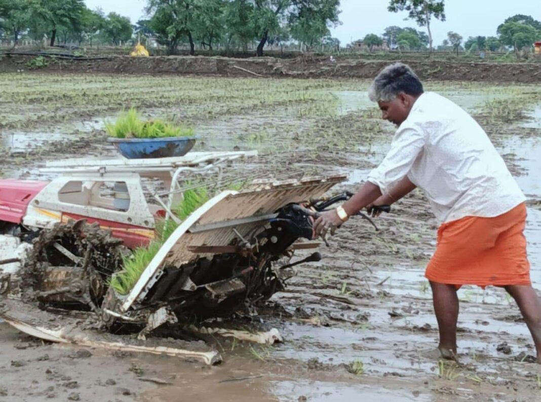 रायपुर : विशेष लेख : खेती में तकनीकी नवाचार से समृद्धि की ओर बढ़ते नवागढ़ के किसान – संतोष साहू बन रहे प्रेरणा स्रोत