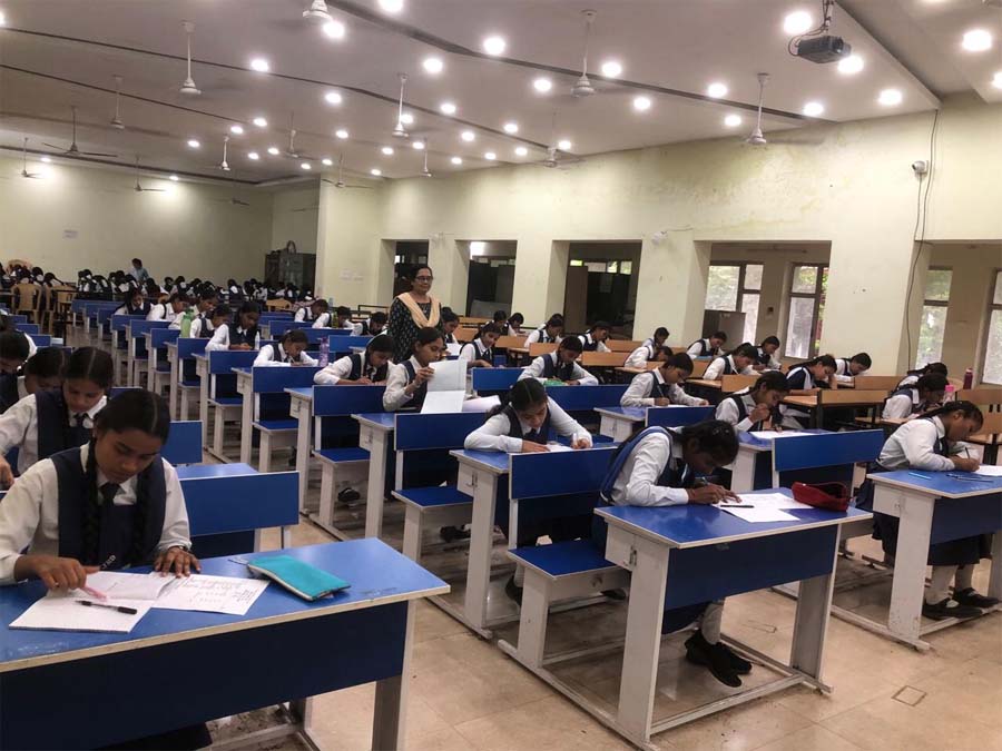 रायपुर : रायपुर में वीकली टेस्ट और मोबाइल ऐप के ज़रिए छात्रों का मूल्यांकन शुरू