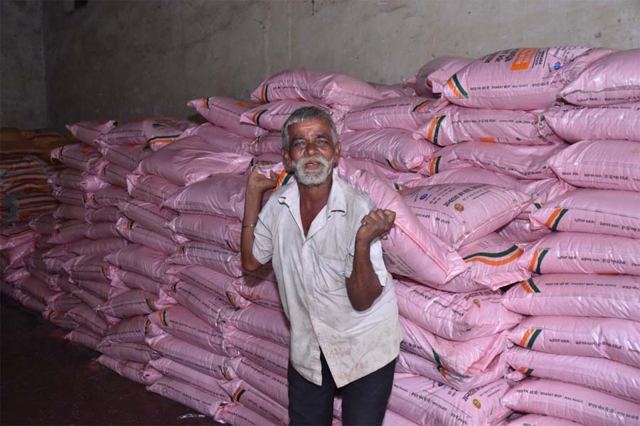 रायपुर : जिले में पर्याप्त मात्रा में खाद-बीज का भंडारण