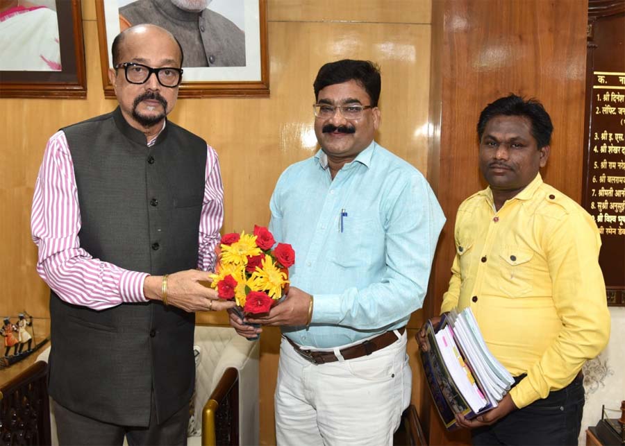 रायपुर : राज्यपाल डेका से गेंड़ी लोक नृत्य कलाकार ने की भेंट