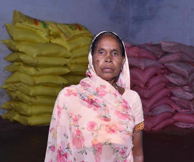 रायपुर : पर्याप्त मात्रा में किसानों को मिल रहा खाद एवं बीज