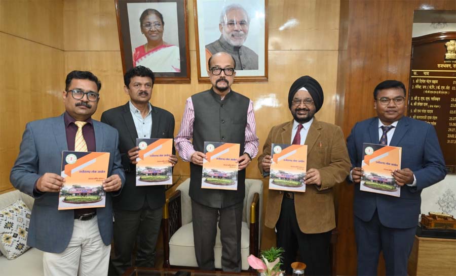 रायपुर : राज्यपाल डेका को लोकायुक्त ने सौंपा वार्षिक प्रतिवेदन