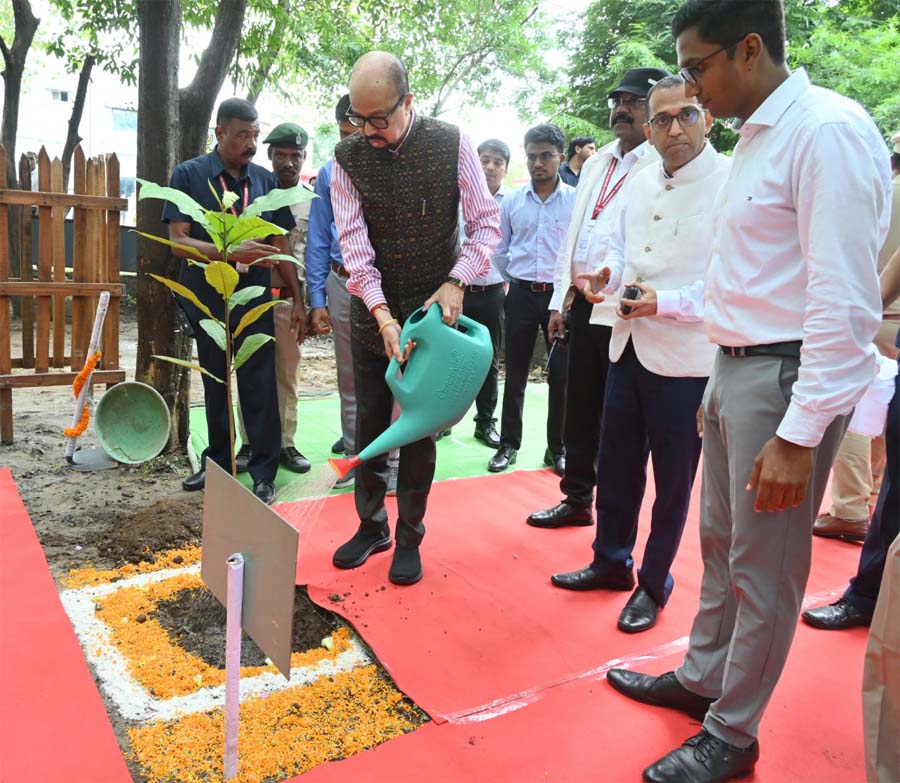 रायपुर : राज्यपाल रमेन डेका ने ‘एक पेड़ माँ के नाम’ अभियान के तहत किया पौधारोपण, पर्यावरण संरक्षण का दिया संदेश
