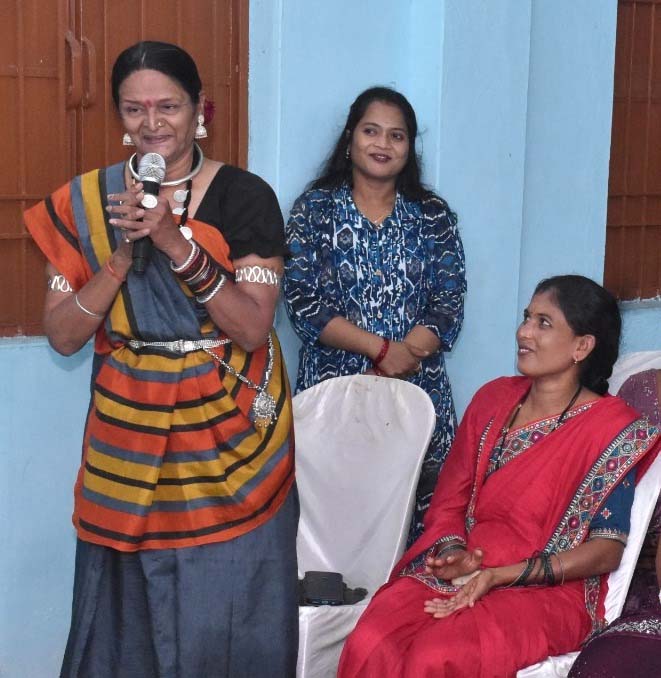 रायपुर : हाईवा जैसी भारी वाहनों को आसानी से ऑपरेट करती है जेसीबी दीदी