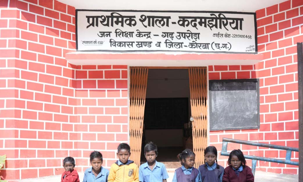 रायपुर : शिक्षक की व्यवस्था हो जाने से एकल शिक्षकीय विद्यालय कदमझेरिया के विद्यार्थियों का संवरेगा भाग्य
