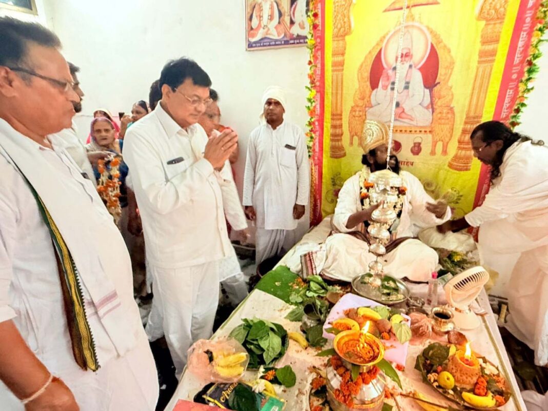 रायपुर : गुरु पूर्णिमा पर उद्योग मंत्री देवांगन में सद्गुरु कबीर आश्रम में की पूजा अर्चना कर लिया आशीर्वाद, प्रदेश वासियों के खुशहाली की कामना की