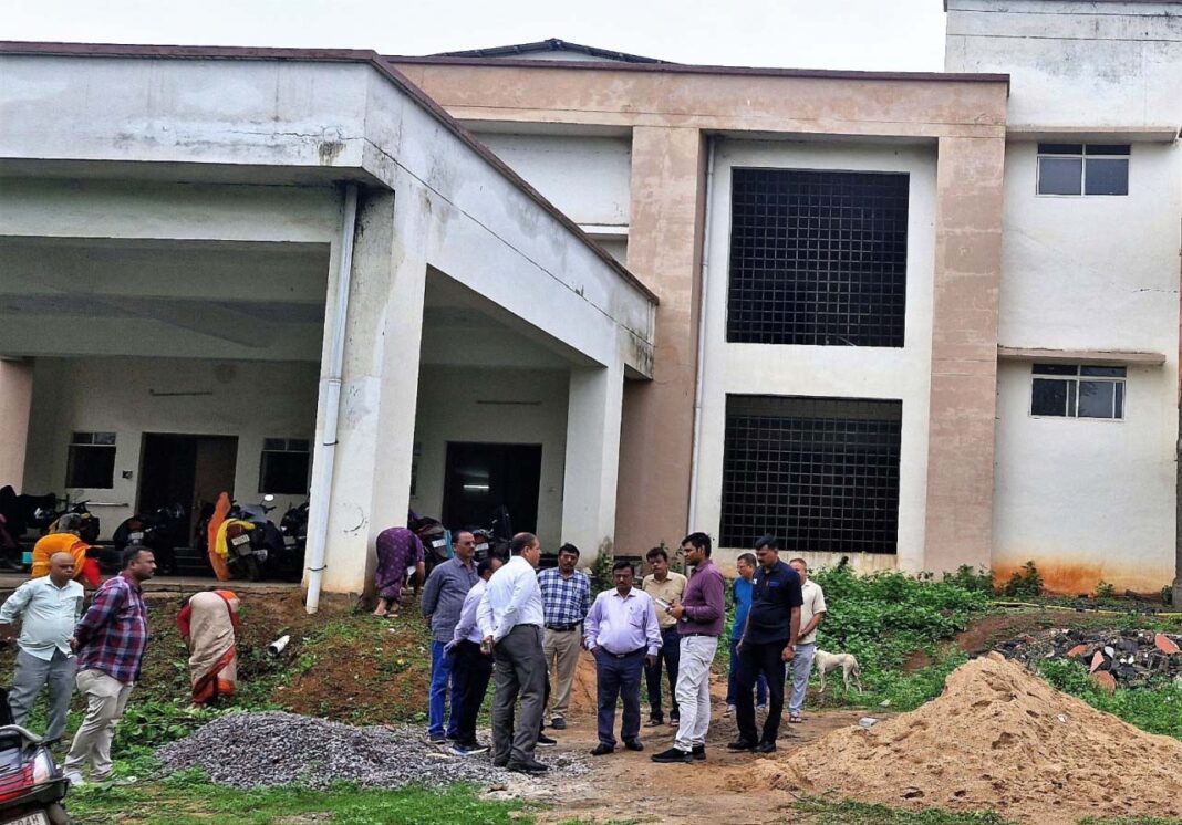 रायपुर : कुलपति कावरे ने पत्रकारिता विश्वविद्यालय परिसर का किया आकस्मिक निरीक्षण