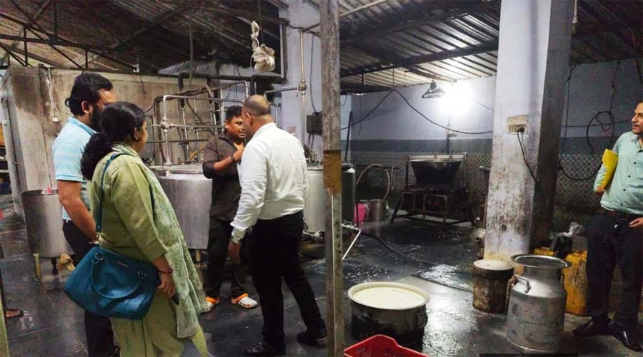 रायपुर : दूध, दुग्ध उत्पादों और खाद्य सामग्री के नमूने लिए गए