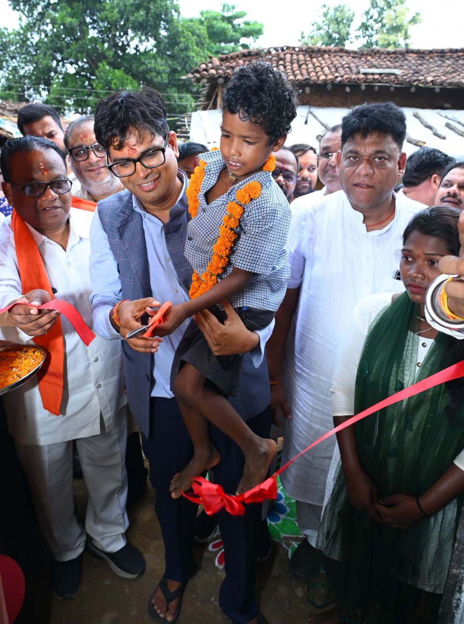 रायपुर : बिरहोर परिवार के गृह प्रवेश में पहुंचे वित्त मंत्री ओ.पी.चौधरी, परिवार के नन्हे बच्चे से कटवाया फीता