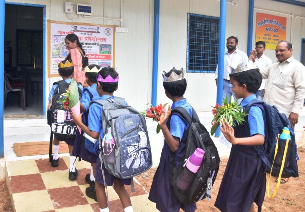 रायपुर : ईरकभट्टी के बच्चों की आँखों में लौटी चमक, बंद स्कूल में फिर से गूंजे क, ख, ग…