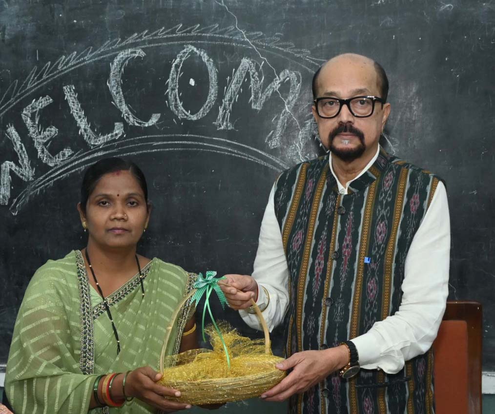 रायपुर : राज्यपाल ने गोड़बहल में महिला स्व-सहायता समूहों से की आत्मीय संवाद