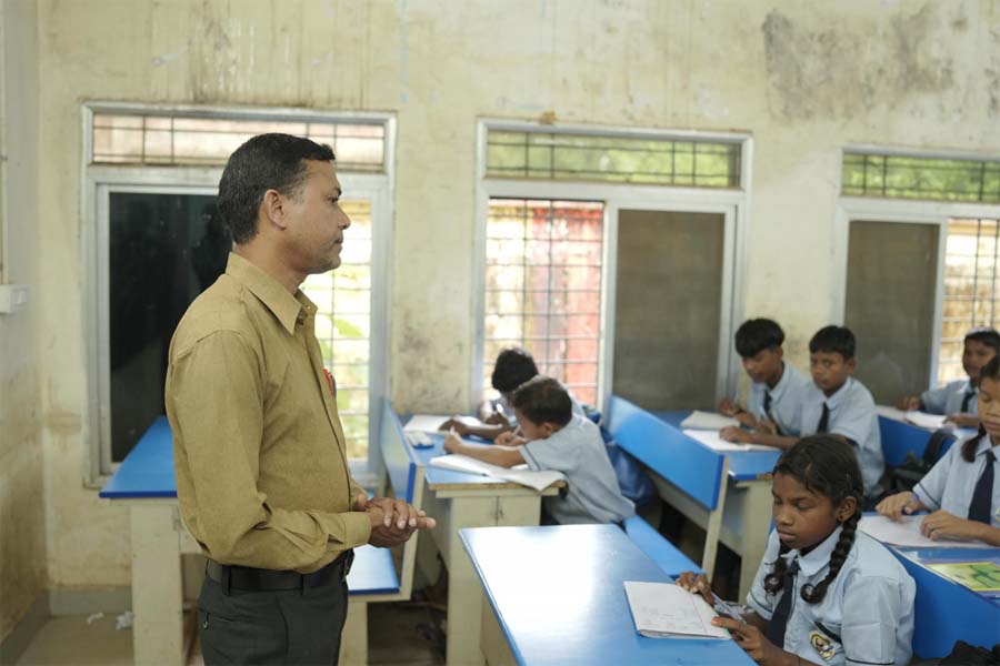 रायपुर : युक्तियुक्तकरण बना शिक्षा सुधार की नींव : अब हर छात्र को मिल रहा विषय विशेषज्ञ शिक्षक