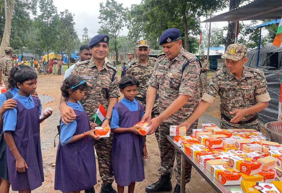 रायपुर : आज़ादी के बाद पहली बार बस्तर के 29 गांवों में शान से लहराया तिरंगा