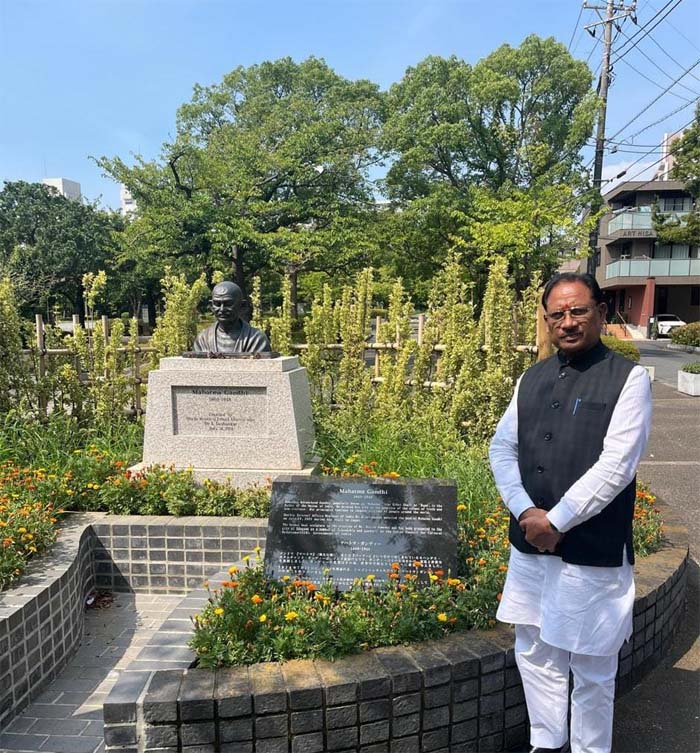 रायपुर : मुख्यमंत्री विष्णुदेव साय ने टोक्यो के ‘लिटिल इंडिया’ पहुँचकर महात्मा गांधी को किया नमन