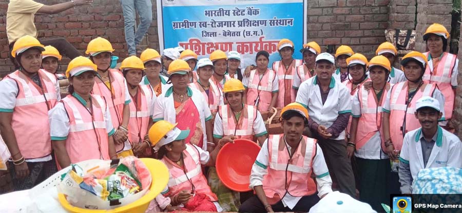 रायपुर : युवा सिख रहे हैं सपनों को साकार करने की कला