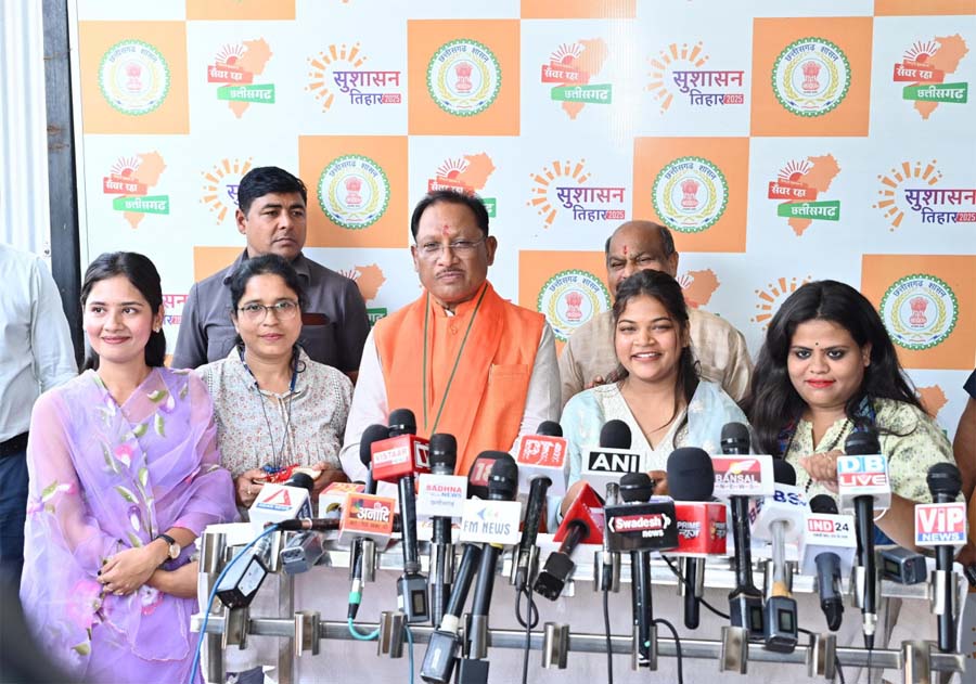 रायपुर : पत्रकार बहनों ने मुख्यमंत्री की कलाई पर बांधी राखी : जनसेवा के मार्ग पर अटूट संकल्प और प्रगति की दी शुभकामनाएं