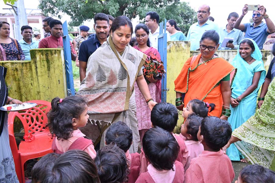 रायपुर : महिला एवं बाल विकास मंत्री राजवाड़े कोंडागांव के प्रवास पर