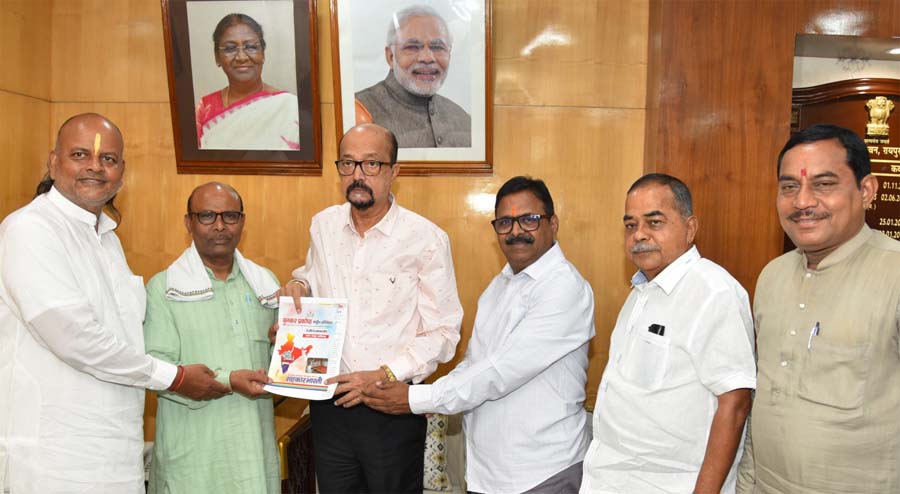 रायपुर : राज्यपाल डेका से सहकार भारती संस्था छत्तीसगढ़ के महासचिव ने की सौजन्य भेंट