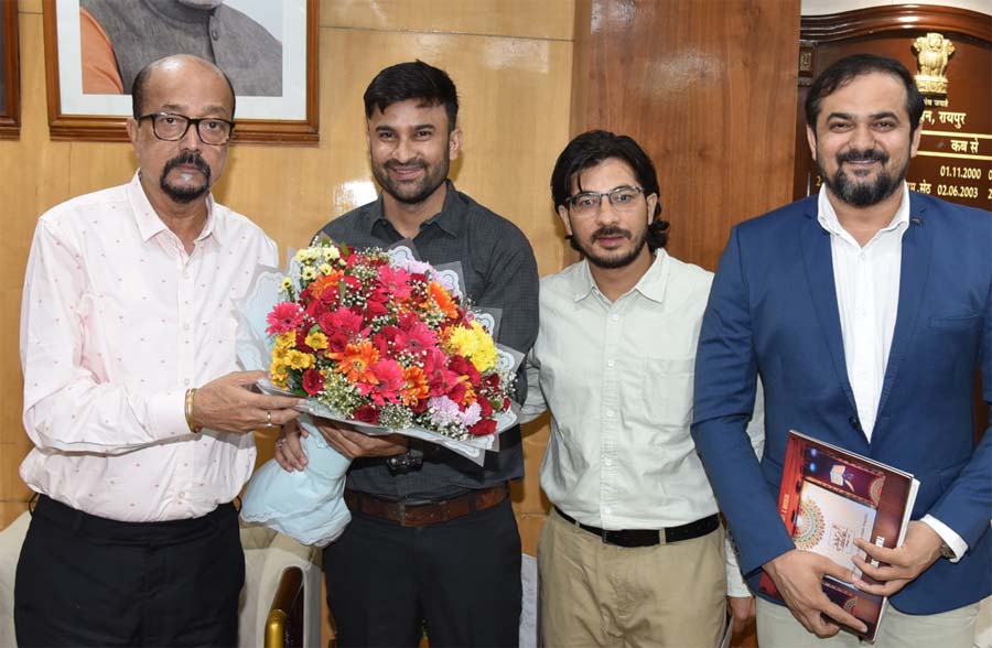 रायपुर : राज्यपाल डेका से स्किल्स शाला फाउंडेशन के संचालक ने की सौजन्य भेंट