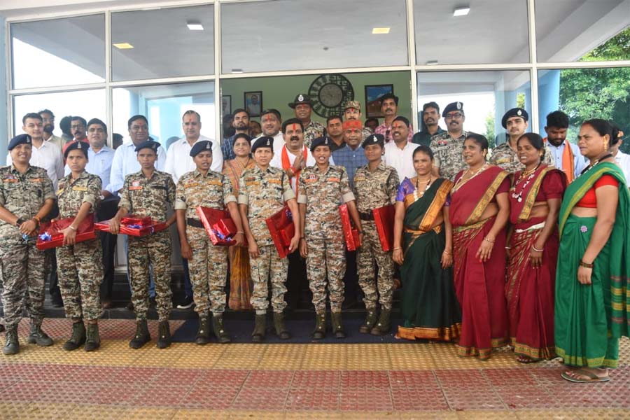 रायपुर : उप मुख्यमंत्री और वन मंत्री को ‘दंतेश्वरी फाइटर्स’ आत्मसमर्पित माओवादी बहनों ने बांधा रक्षा सूत्र