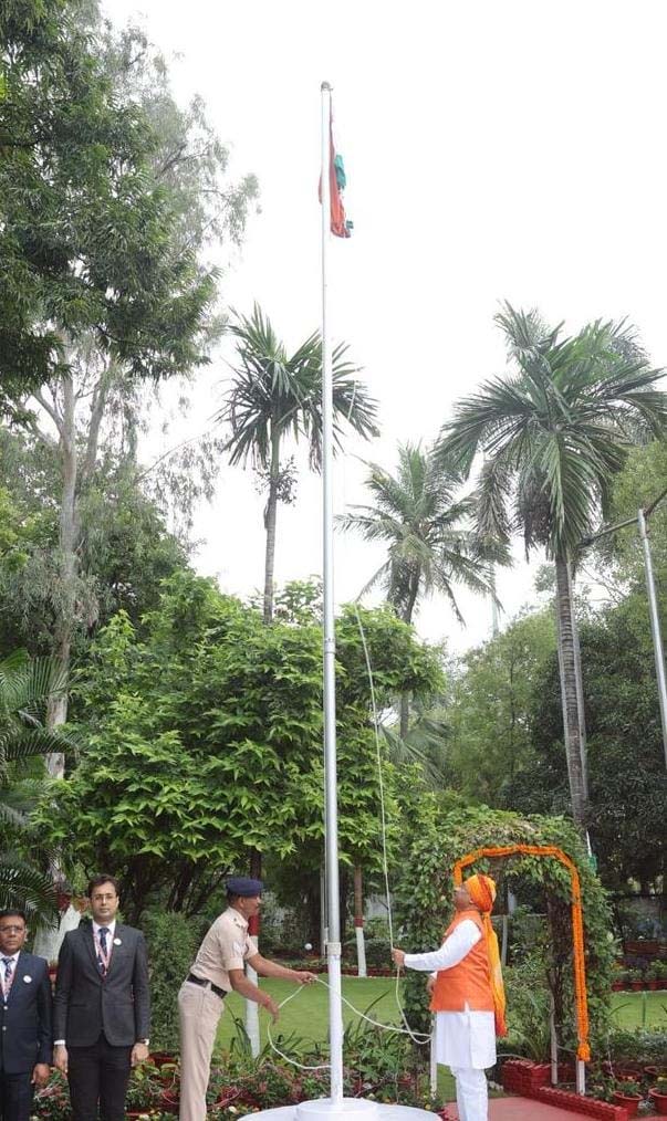 रायपुर : मुख्यमंत्री विष्णु देव साय ने स्वतंत्रता दिवस के अवसर पर मुख्यमंत्री निवास में किया ध्वजारोहण