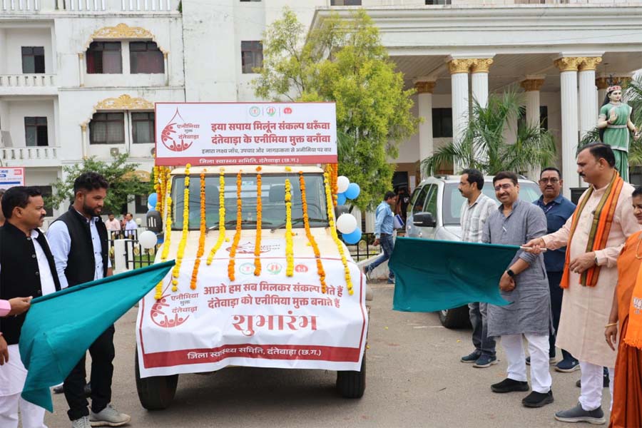 रायपुर : स्वास्थ्य मंत्री श्याम बिहारी जायसवाल ने दंतेवाड़ा में एनीमिया मुक्त रथ को हरी झंडी दिखाकर किया शुभारंभ
