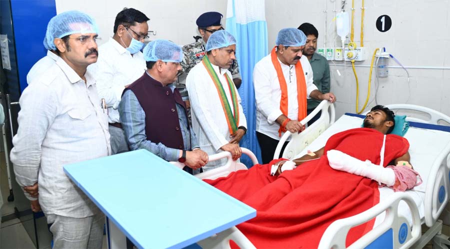 रायपुर : उपमुख्यमंत्री विजय शर्मा ने मेडिकल कॉलेज हॉस्पिटल पहुंच आईडी ब्लास्ट में घायल ग्रामीण और भालू के हमले में घायल जवान से भेंटकर पूछा स्वास्थ्य का हाल