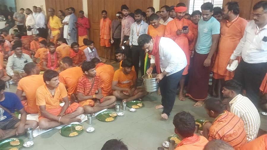 रायपुर : अमरकंटक में 50 हजार से अधिक श्रद्धालुओं कांवड़ियों ने मृत्युंजय आश्रम में ग्रहण की प्रसादी