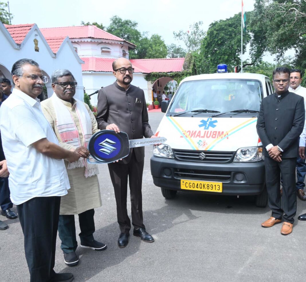रायपुर : राज्यपाल डेका ने वनवासी विकास समिति को सौंपी एम्बुलेंस की चाबी