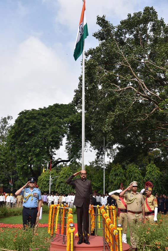 रायपुर : स्वतंत्रता दिवस-2025 : राज्यपाल डेका ने राजभवन में किया ध्वजारोहण